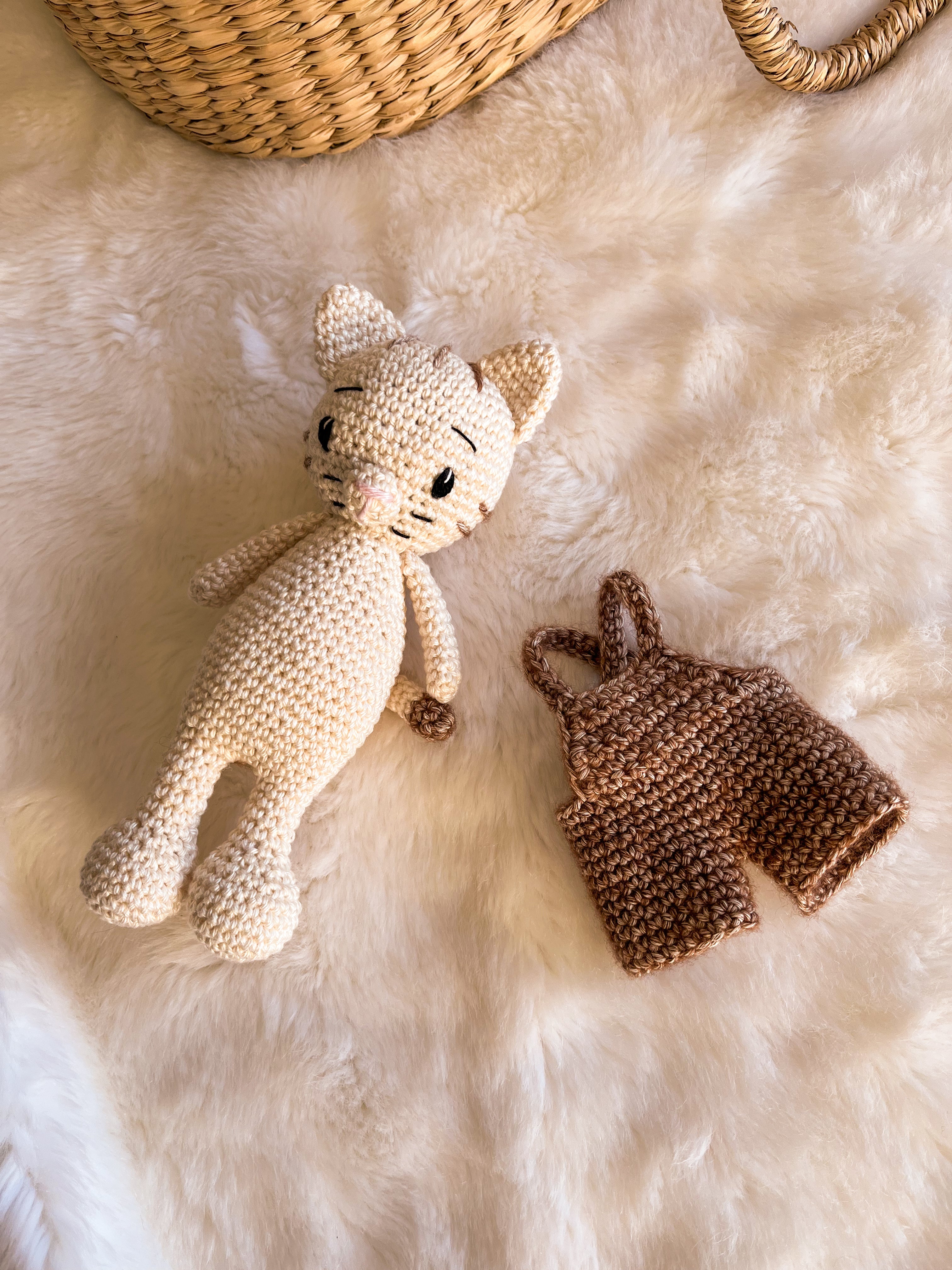 Chat amigurumi Gaspard réalisé au crochet – résultat final du kit