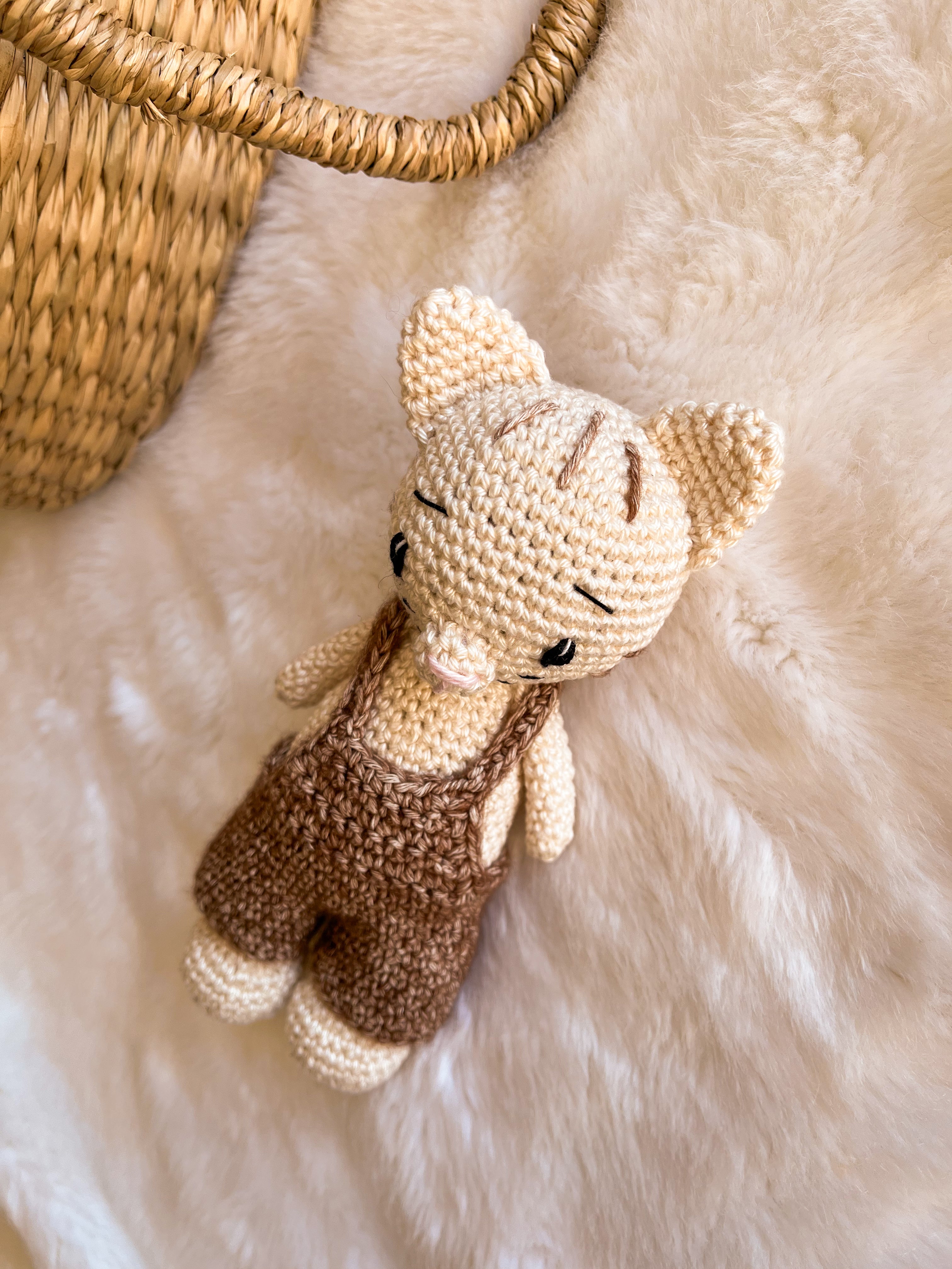 Chat amigurumi Gaspard réalisé au crochet – résultat final du kit