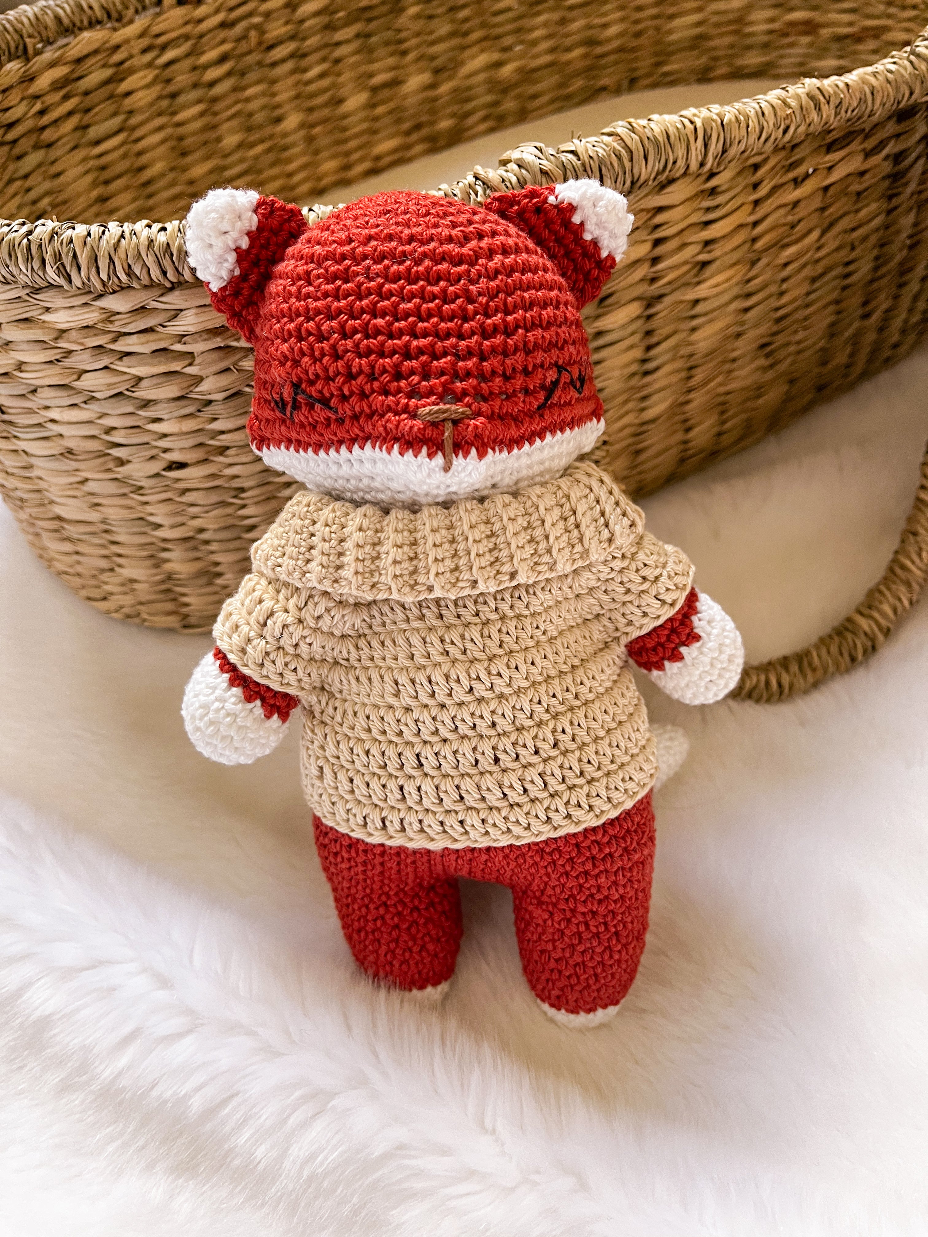 Renard amigurumi Léonard crocheté à la main – création DIY
